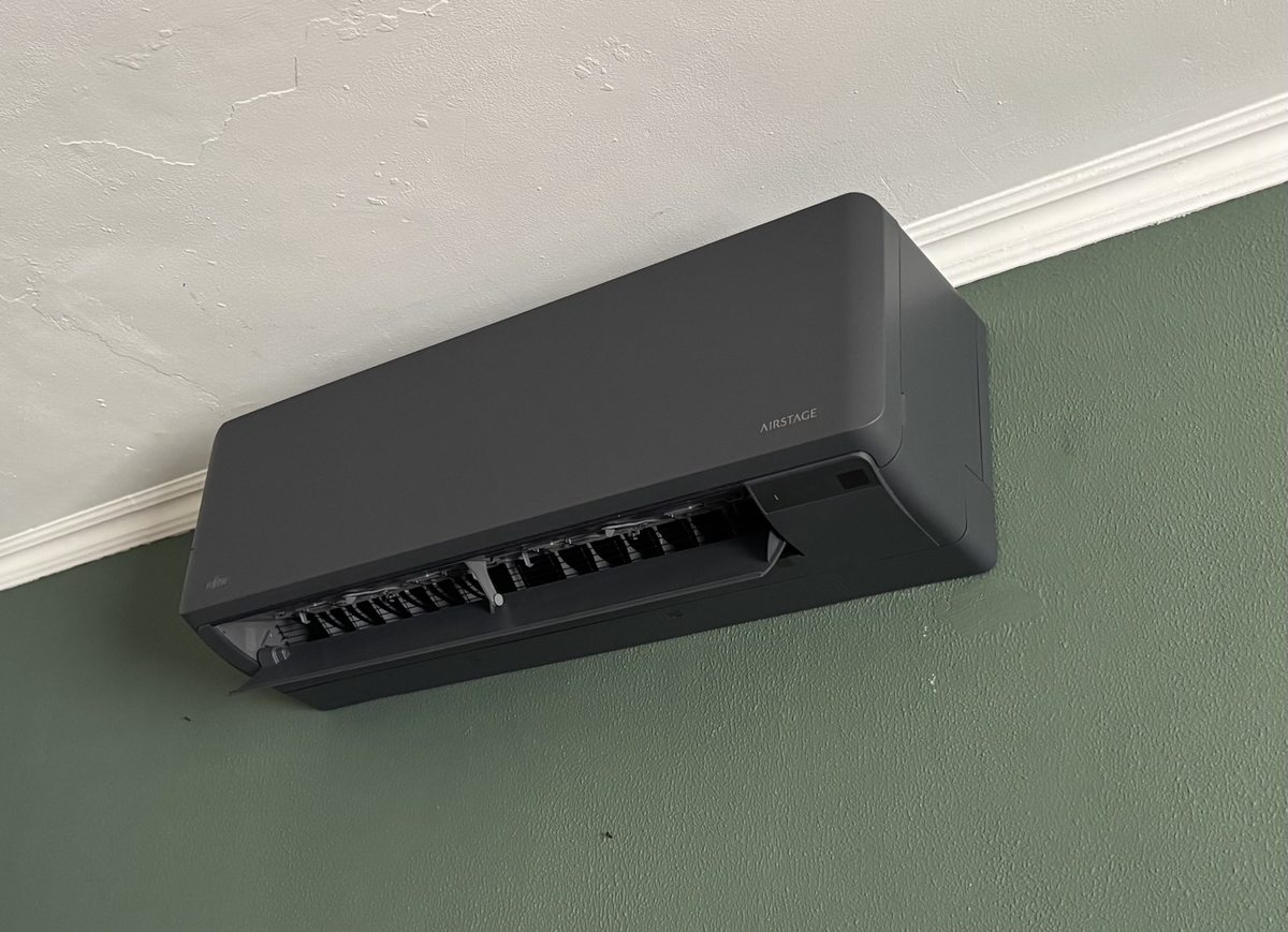 Fujitsu Airstage wandmodel, schuin aanzicht