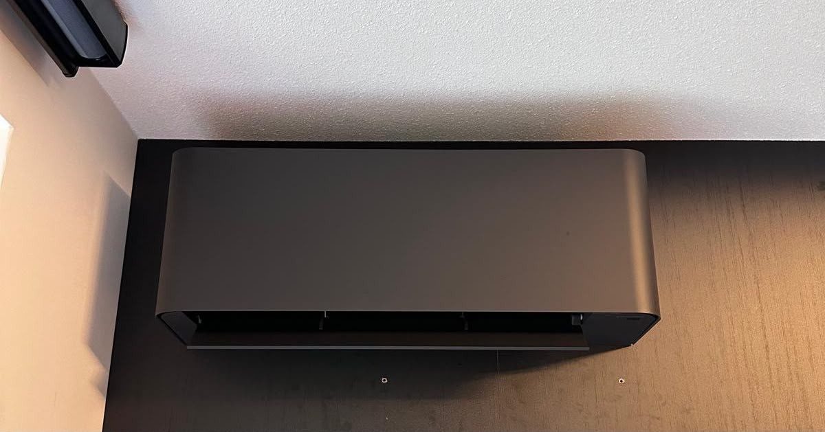 Zwarte Toshiba Shorai binnenunit tegen een donker wandpaneel